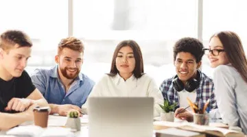 Eine Gruppe Studierender lernt gemeinsam, um die Regeln der If Clauses Typ 1 Bildung zu meistern und zu vertiefen