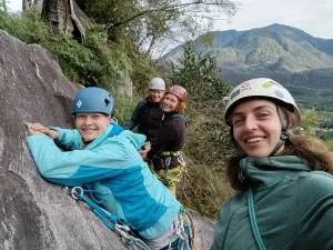 Eine Gruppe von FLINTA* Kletterinnen am Standplatz in den Schweizer Alpen