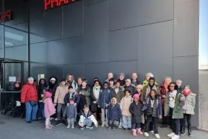 Eine Gruppe von Kindern und Erwachsenen erkundet interaktive Exponate im Science Center Phänomenta
