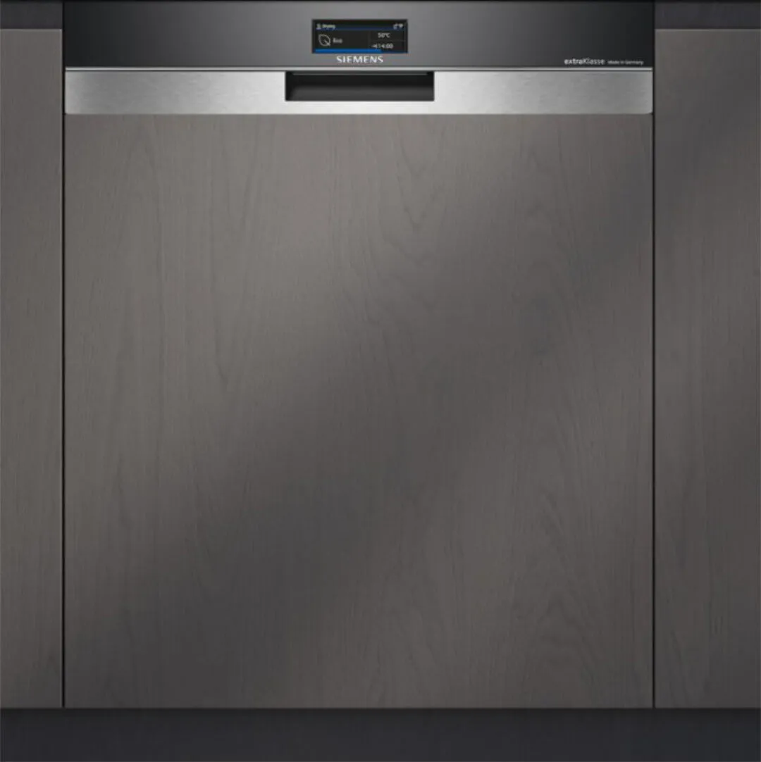 Eine Hand greift nach einer frisch gebackenen Waffel aus dem Siemens Gerät