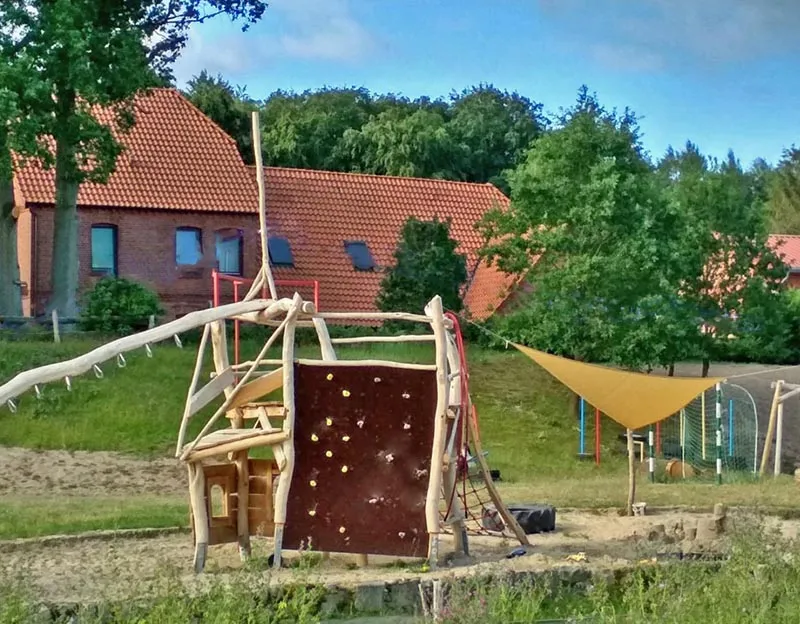 Eine Hand hält die Hand eines Kindes, symbolisiert Fürsorge und Unterstützung