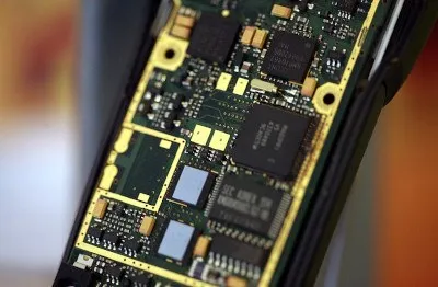 Eine Hand hält ein Smartphone, das das Logo des Librephone-Projekts der FSF zeigt.