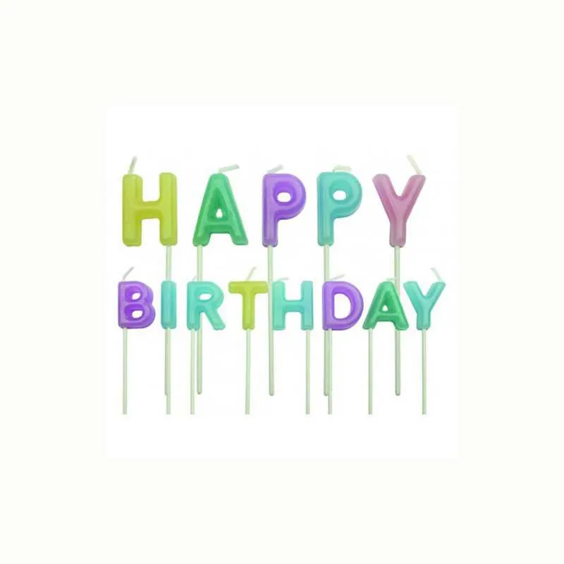 Eine Happy Birthday Kerze in Pastelltönen schmückt einen Geburtstagskuchen