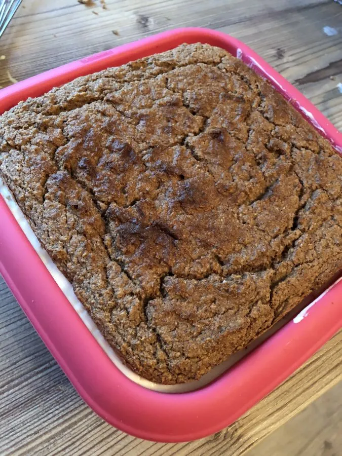 Eine herrlich anzusehende Scheibe Spekulatius Sahne Torte mit Mandarinen und gebräunten Mandeln.