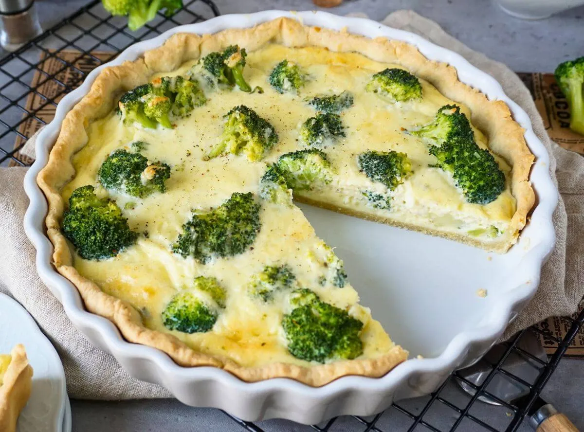 Eine herzhafte Brokkoli-Quiche mit Ei als Hauptzuta