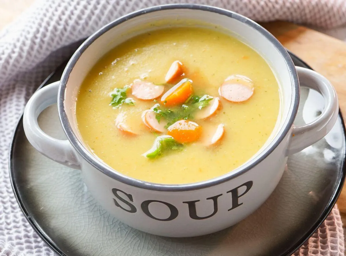 Eine herzhafte Kartoffelsuppe, garniert mit frischen Kräutern, in einer rustikalen Schüssel