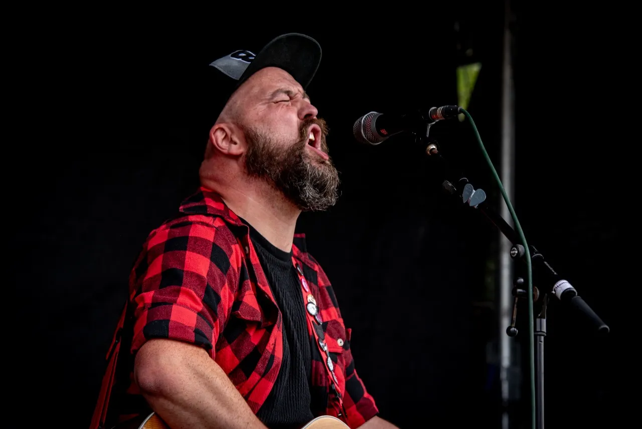 Eine Katze mit hellbraunem Fell klettert geschickt an einem Sisalstamm eines Deckenspanner Kratzbaums hoch.