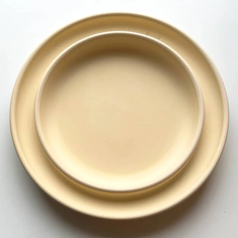 Eine keramische Backplatte mit integrierter Wasserrinne, ideal für das Beschwaden von Brot beim Backen