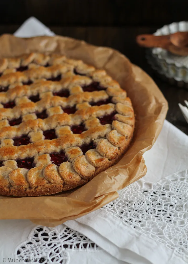 Eine klassische Linzer Torte mit Gittermuster, bereit zum Servieren und perfekt für den Transport.