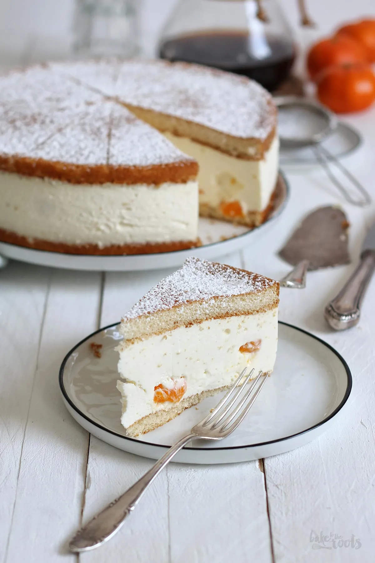 Eine klassische Orangen Quark Sahne Torte mit Mandarinenstücken, bereit zum Servieren