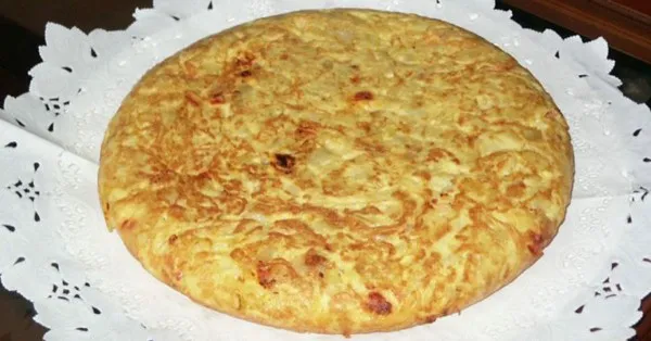 Eine klassische Tortilla Española mit Kartoffeln und Ei