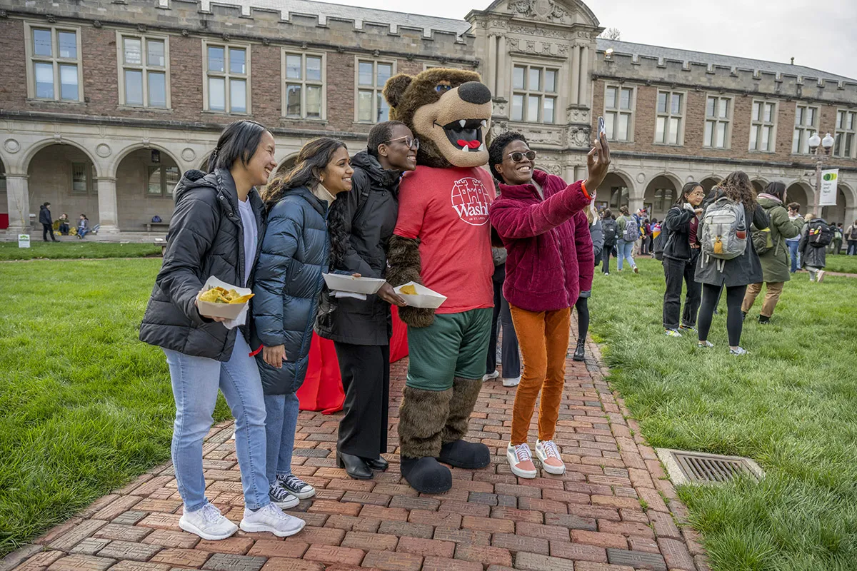 Eine kompakte Küchenzeile in einem Ferienapartment, ausgestattet mit einem Reise-Toaster