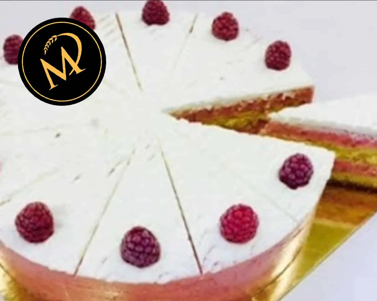 Eine köstliche Himbeer-Joghurt-Torte mit Agar Agar, dekoriert mit frischen Himbeeren
