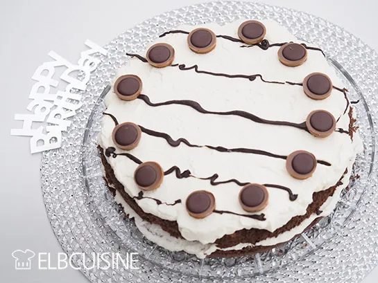 Eine köstliche Toffifee-Naked-Torte mit Schokoladen-Topping, perfekt für jede Geburtstagsfeier