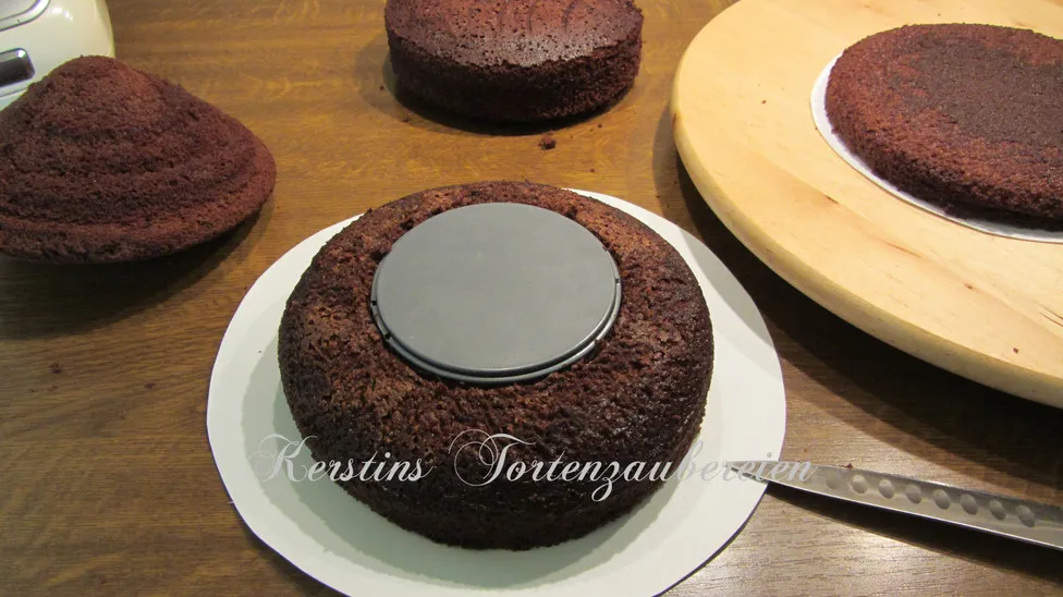 Eine Kuchenschicht wird sorgfältig für die Aufnahme der Füllung ausgehöhlt