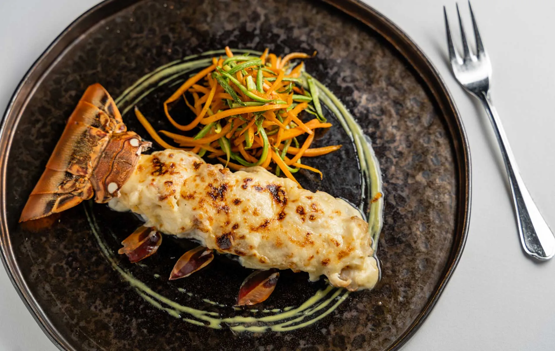 Eine kunstvoll angerichtete Vorspeise mit mediterranen Zutaten im Dionysos