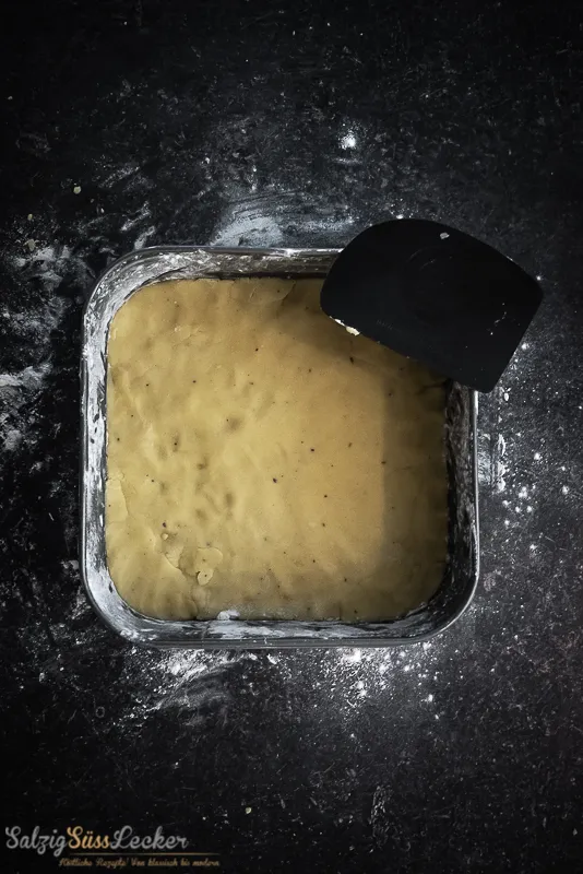 Eine liebevoll dekorierte Blechkuchenversion des Kuchens ohne Namen, reich an Trockenfrüchten und Nüssen.