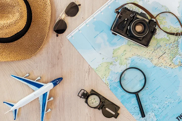 Eine malerische Küstenlandschaft mit üppiger Vegetation und türkisfarbenem Meer bei Sonnenuntergang