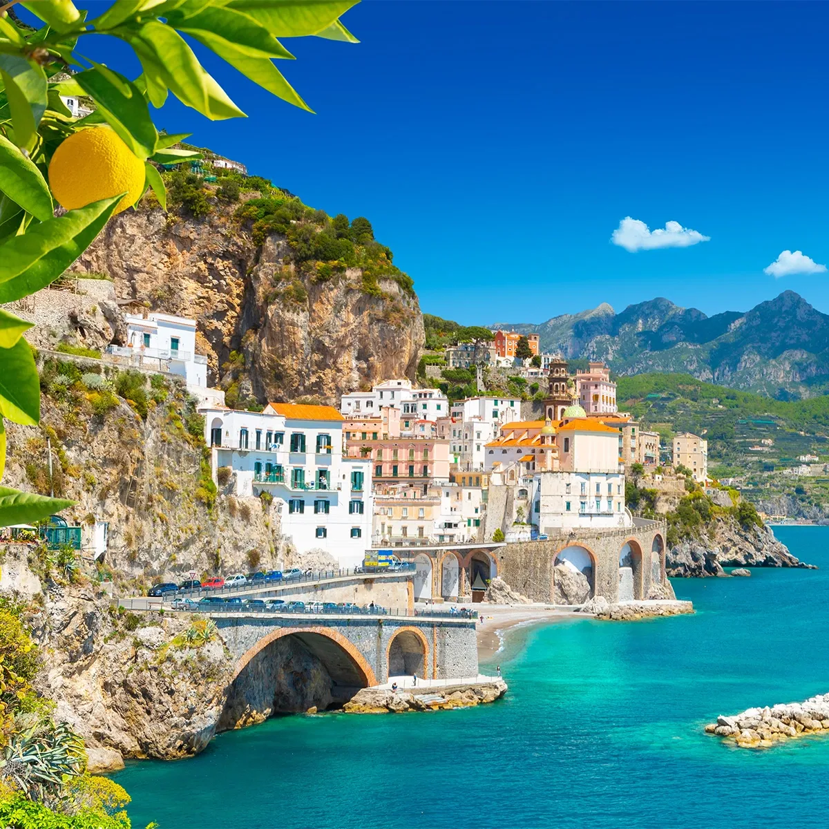 Eine malerische Küstenstadt in Italien mit bunten Häusern und einem Hafen