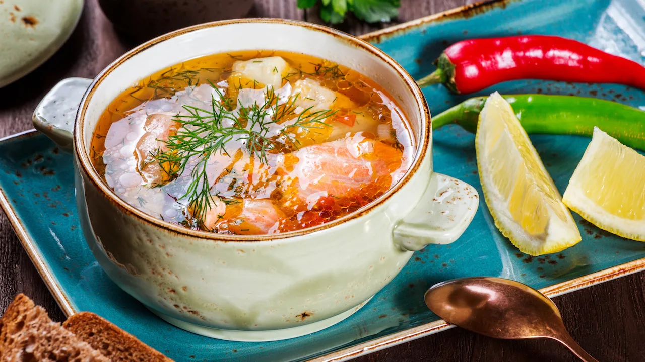 Eine mediterrane Fischsuppe in einer Schüssel, perfekt geeignet als Suppe zum Abnehmen.