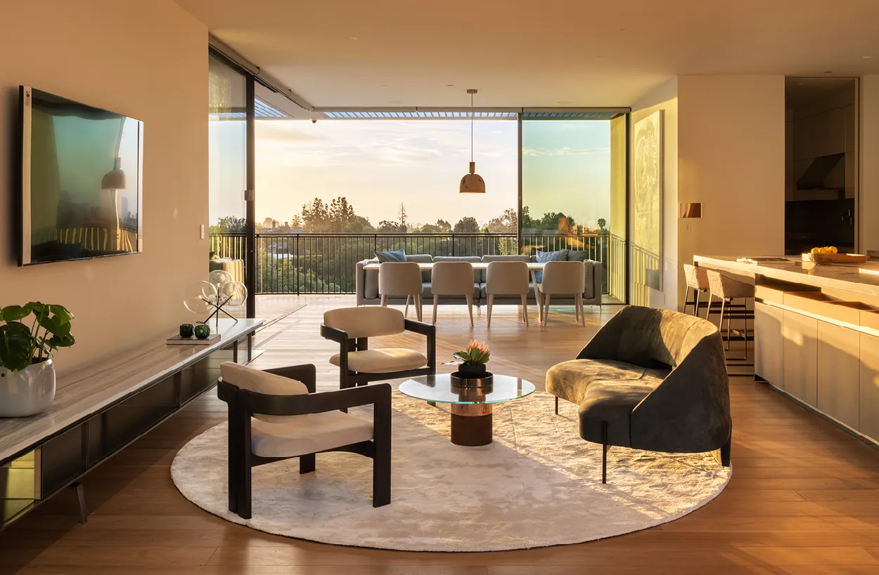 Eine minimalistische Ecke mit stilvollen Sesseln und einem Beistelltisch, integriert in eine moderne Wohnlandschaft.