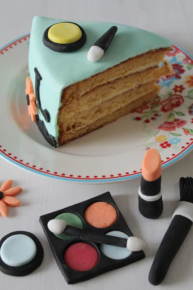 Eine mit Fondant überzogene Torte, bereit für die Dekoration