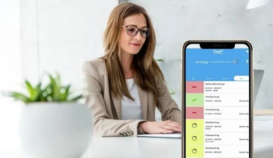 Eine Mitarbeiterin nutzt eine Urlaubsplaner-App für das Homeoffice.