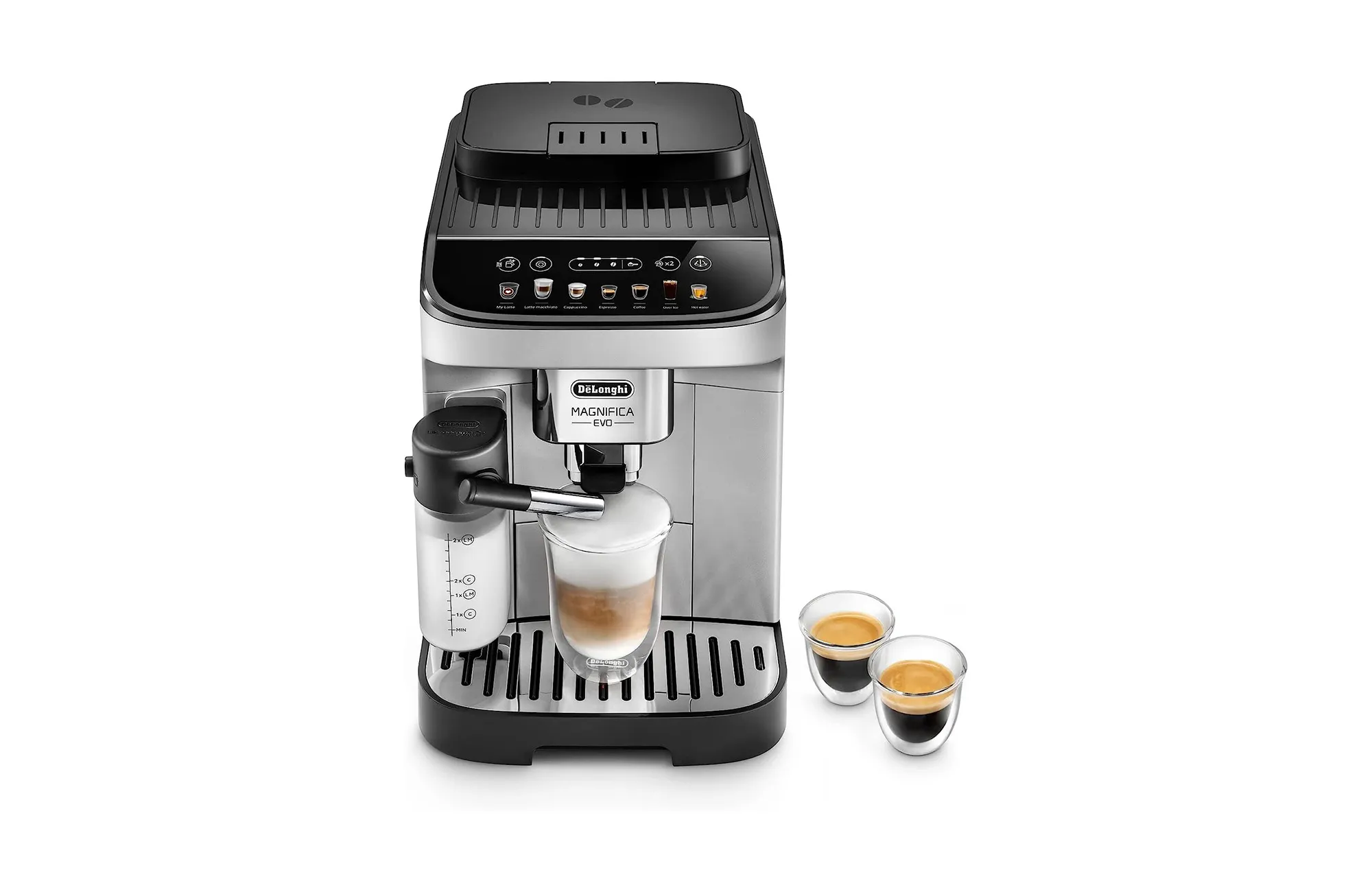 Eine moderne De'Longhi Magnifica Evo Kaffeemaschine mit einem frisch zubereiteten Latte im Glas