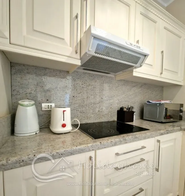 Eine moderne Küche mit Mikrowelle, Toaster, Wasserkocher und Kaffeemaschine