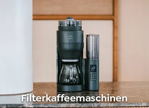 Eine moderne Melitta Filterkaffeemaschine bereitet frischen Kaffee zu.