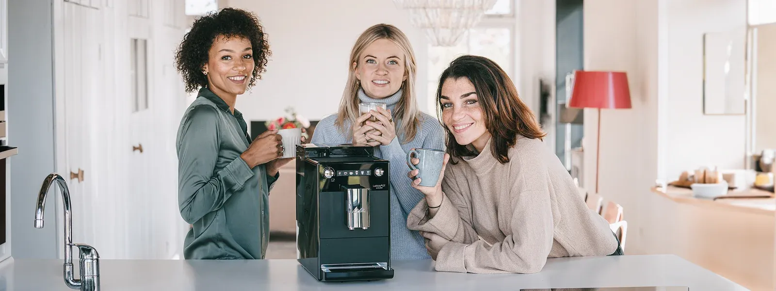 Eine moderne Melitta Kaffeemaschine in einer stilvollen Küche, bereit für den Kaffeebezug.