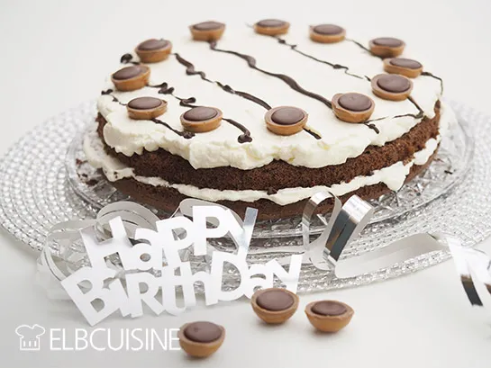 Eine Nahansicht der Toffifee-Verzierung auf der Oberfläche eines Naked Cakes, bereit zum Servieren