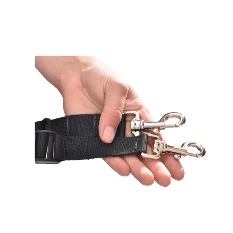 Eine Nahaufnahme der Befestigungsgurte einer TAMI Hundebox