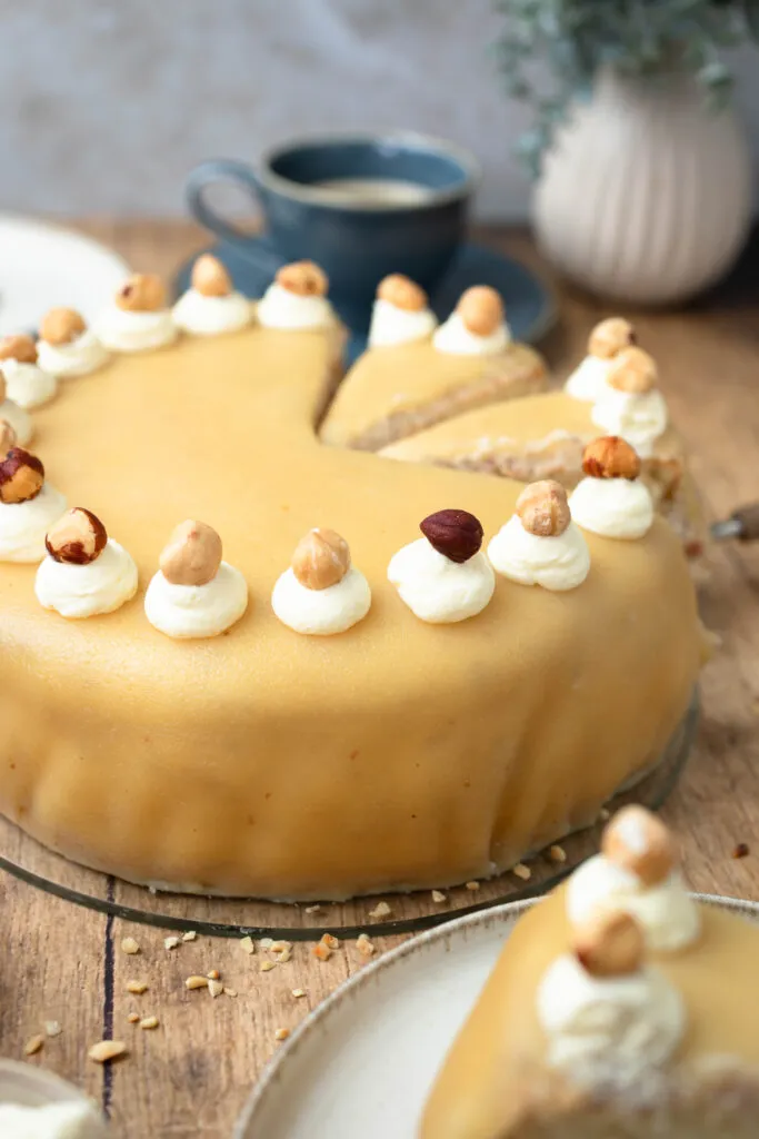 Eine Nahaufnahme der Marzipan Walnuss Sahne Torte, die die feine Marzipanschicht und die Textur der Sahne hervorhebt