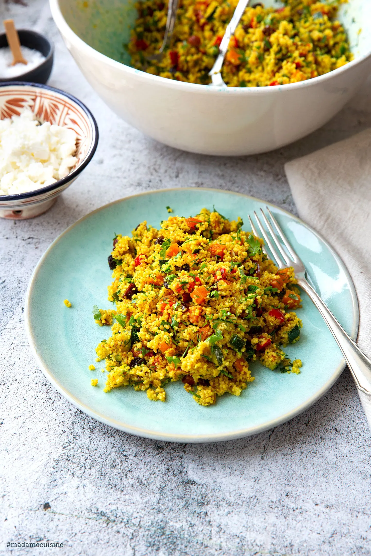 Eine Nahaufnahme des fertig angerichteten marokkanischen Couscous Salats in einer Schüssel
