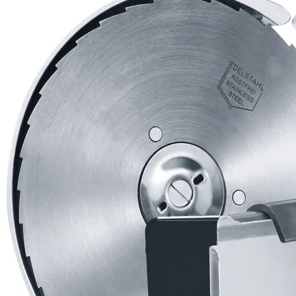 Eine Nahaufnahme des GRAEF H9 Allesschneiders, der mit seiner Holzkurbel und Edelstahlklinge in einer Küche steht.