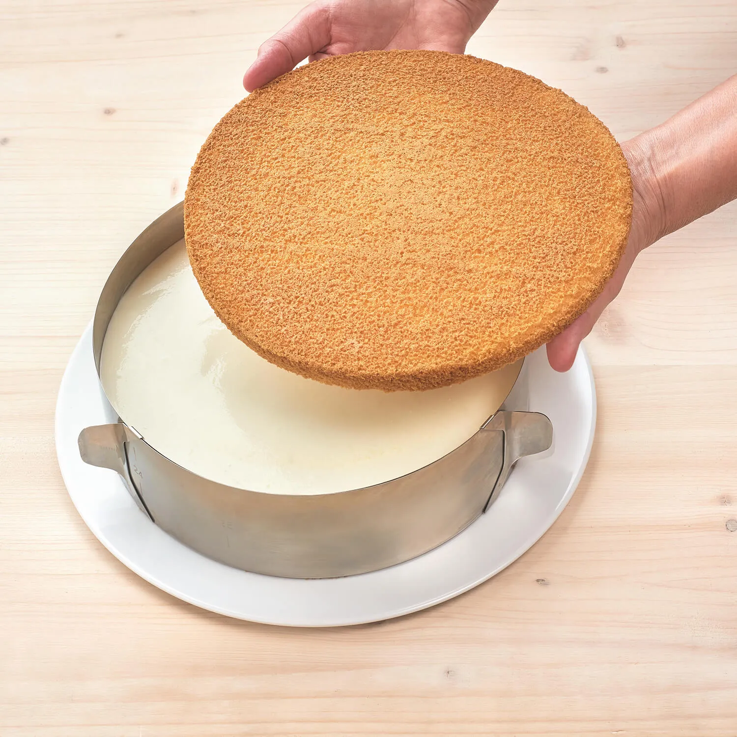 Eine Nahaufnahme einer Kuchengabel, die ein Stück Käse-Sahne Torte aufnimmt