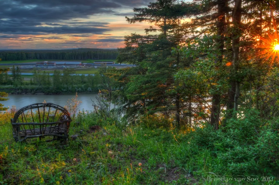 Eine Nahaufnahme von Felsen und Wasser, wobei sowohl die hellen Reflexionen als auch die dunklen Schatten gut durchzeichnet sind