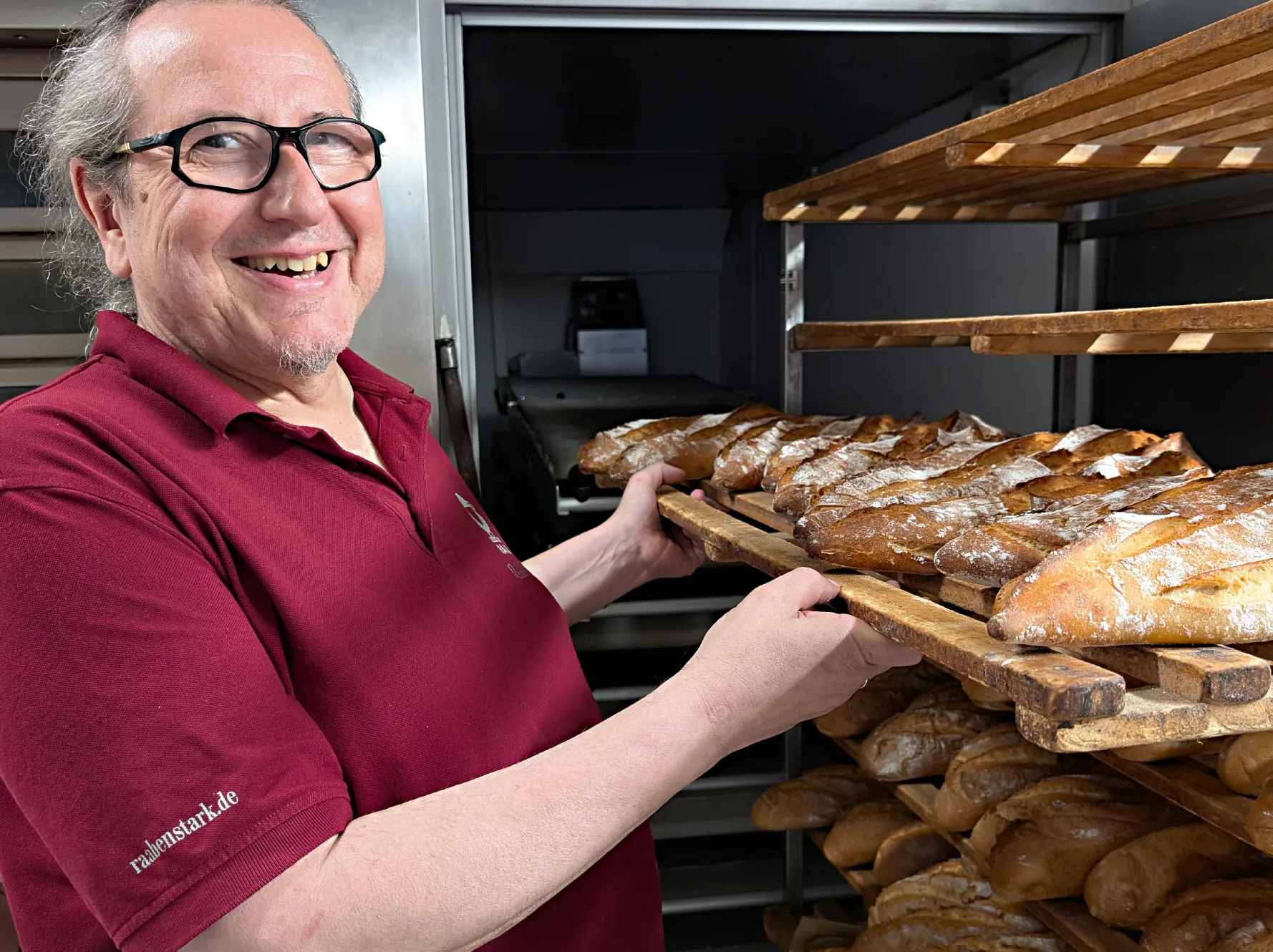 Eine Nahaufnahme von frisch gebackenem Brot mit knuspriger Kruste, bereit zum Anschnitt