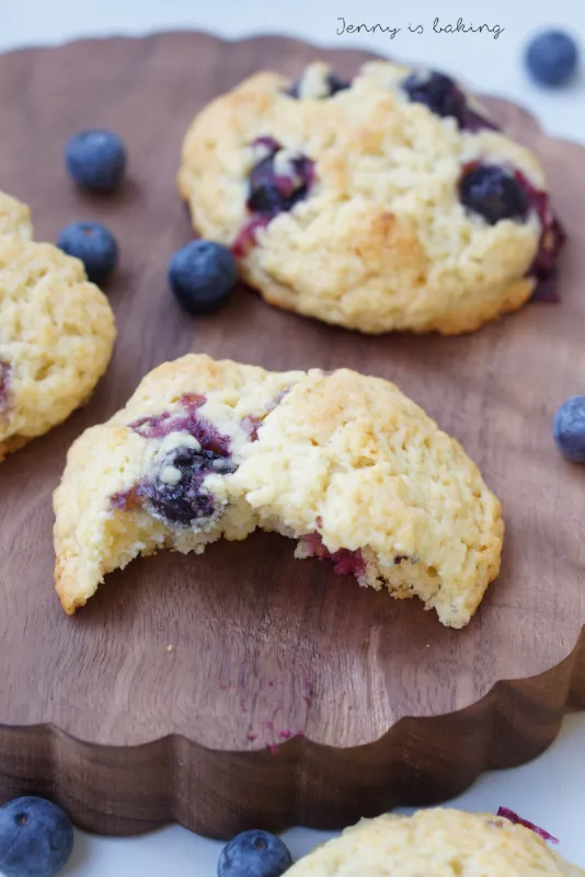 Eine Nahaufnahme von mehreren Blaubeermuffin-Keksen, perfekt gebacken und appetitlich angerichtet