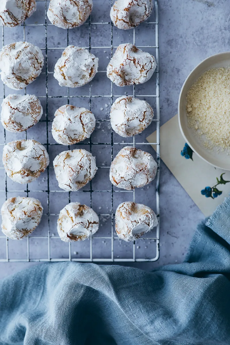 Eine Nahaufnahme von perfekt gebackenem sizilianischem Mandelgebäck, bereit zum Verzehr