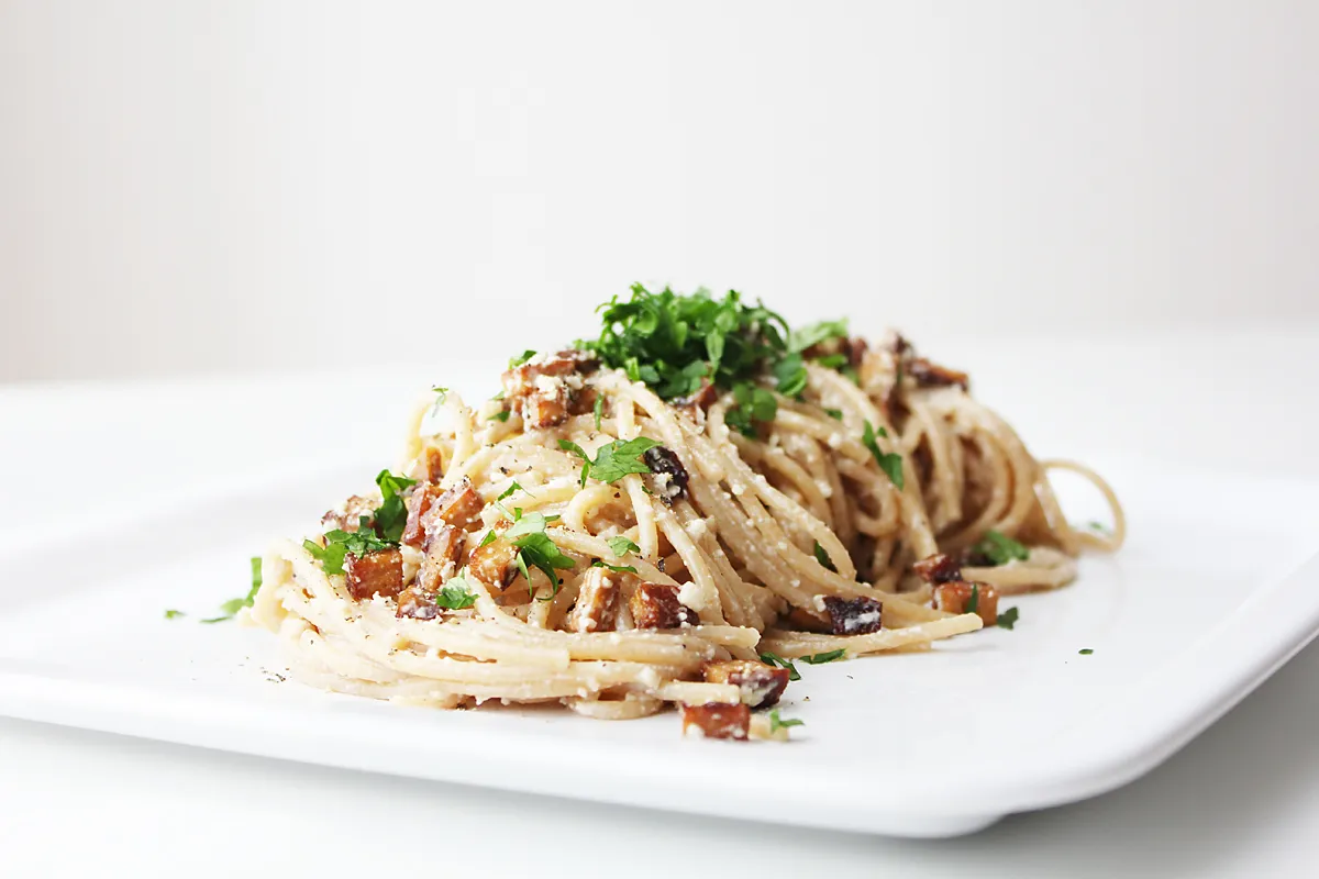 Eine Nahaufnahme von perfekt zubereiteten veganen Spaghetti Carbonara