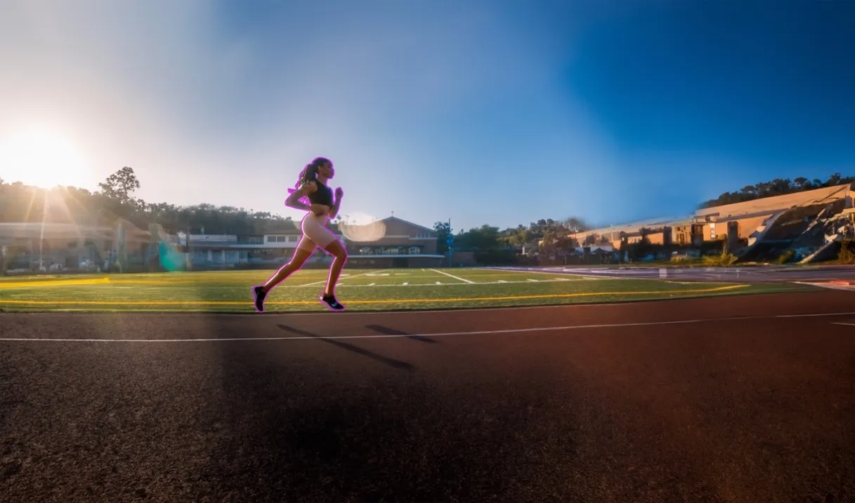 Eine Nahaufnahme von Turnschuhen auf einer Laufbahn, die eine Mockup-Anwendung von Vektorgrafiken in Adobe Illustrator 2023 demonstriert.