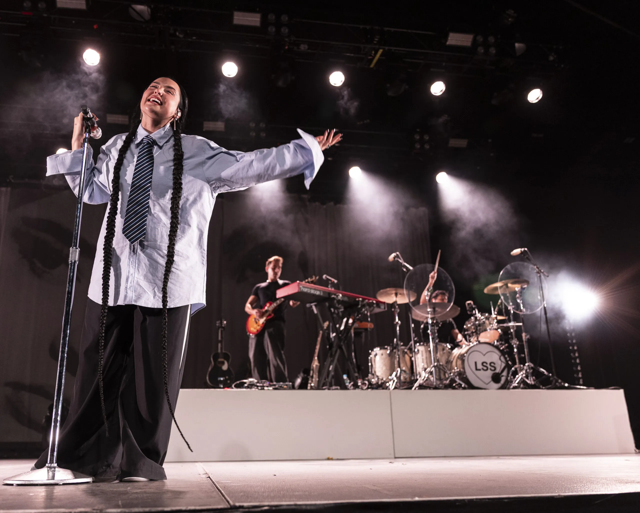 Eine Nahaufnahme zeigt die feste Verankerung eines Deckenspanner Kratzbaums an der Zimmerdecke.