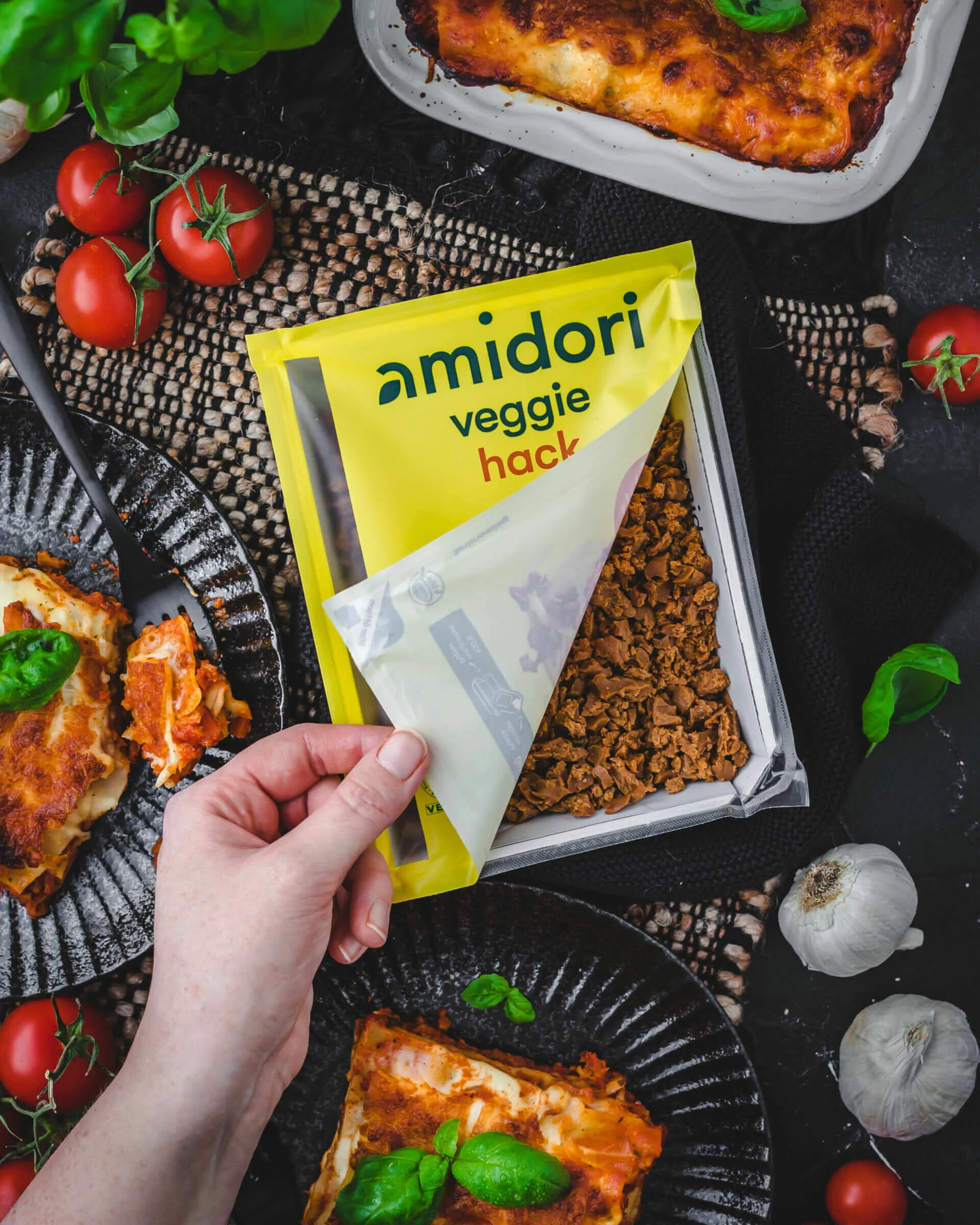 Eine Packung amidori Veggie Hack auf Erbsenbasis, bereit zur Verarbeitung