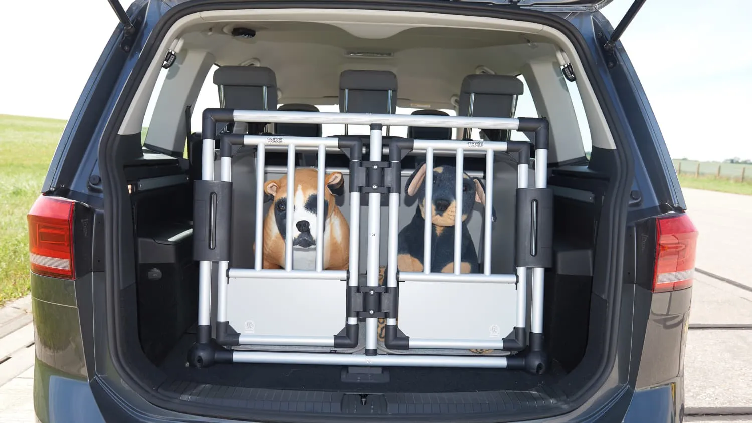 Eine passende Transport-Gitterbox im Kofferraum sichert den Hund optimal