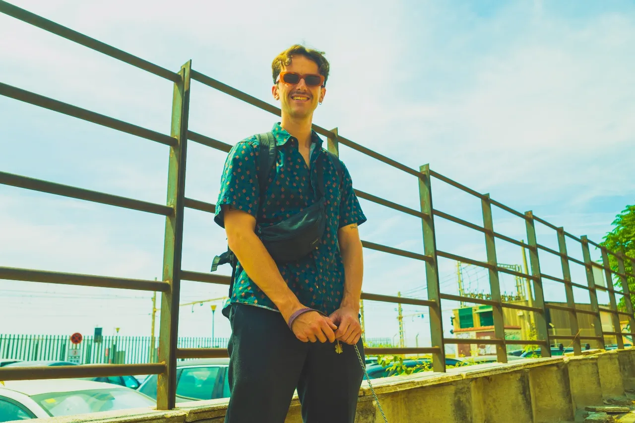 Eine Person dehnt sich mit einem roten Fitnessband, um die Flexibilität zu verbessern