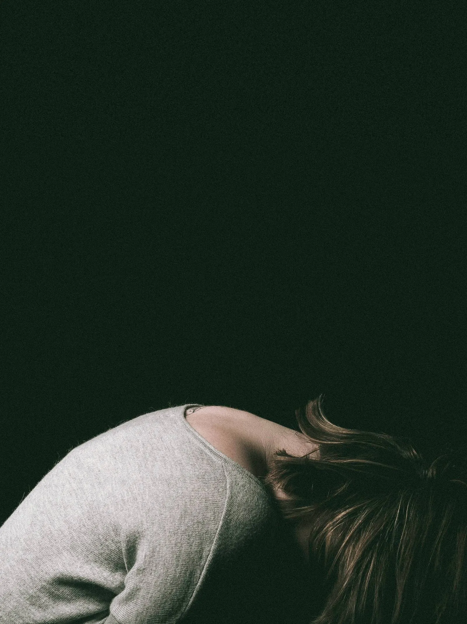 Eine Person, die deprimiert und nachdenklich aussieht, möglicherweise aufgrund finanzieller Schwierigkeiten oder emotionaler Belastung