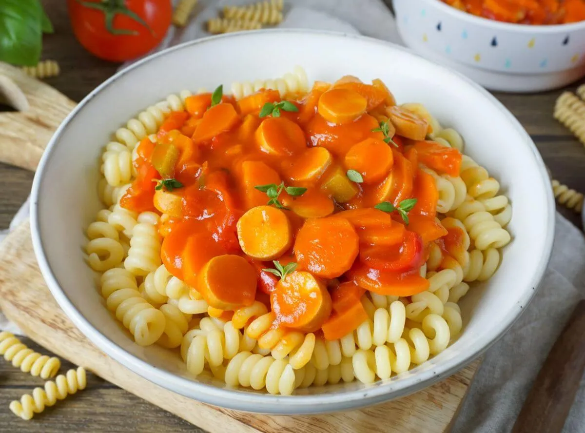 Eine Person, die einen Wochenplan für Mahlzeiten erstellt, um Zeit zu sparen und den Kochprozess zu optimieren