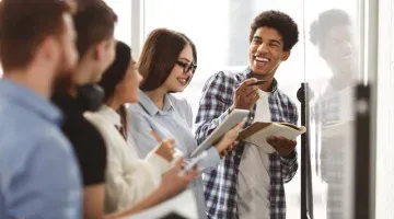 Eine Person studiert konzentriert ein Buch über englische Grammatik, um die Komplexität der If Clauses zu durchdringen